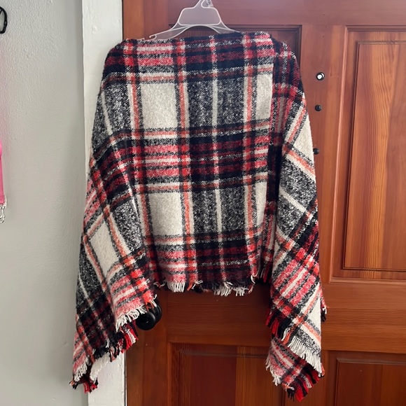 Tops - NWOT Super soft poncho type cover up : plaid